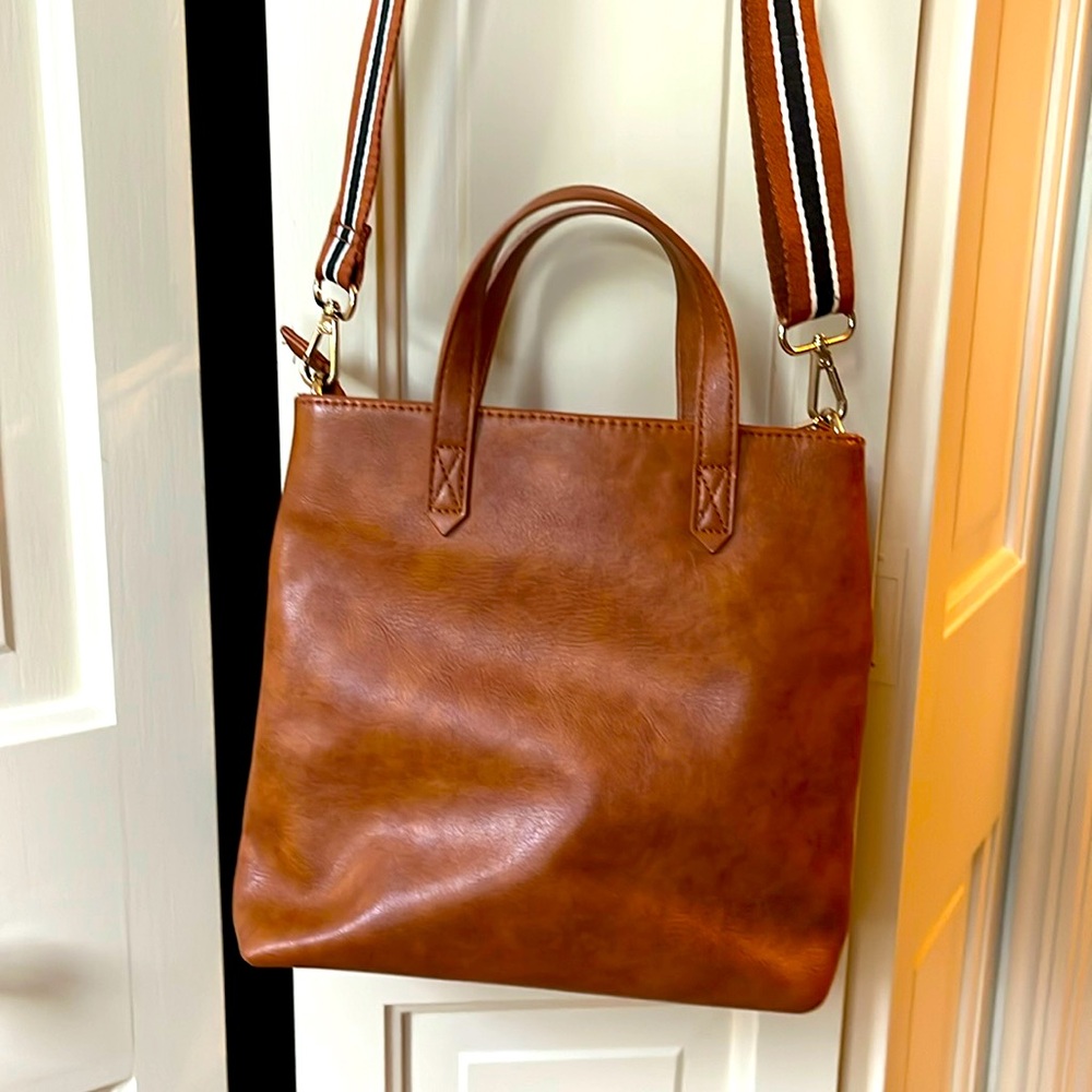 Mode Luxe leather crossbody Bag. Great size . Very good condition